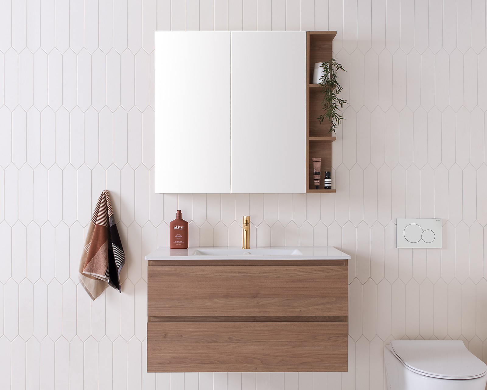 Glacier AD Twin 900 Tassie Oak Front 1 White Overflow 4X5 Web