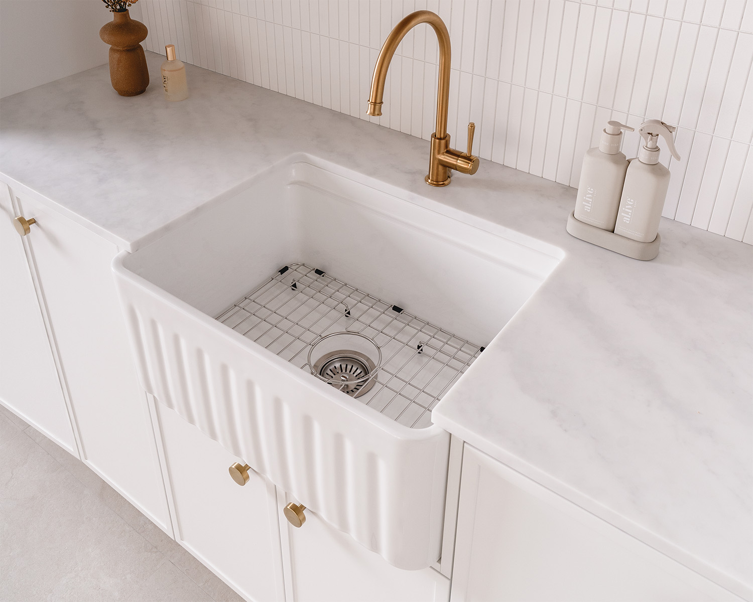 Classic Shallow Shaker 20 White Carrara 10 Sink Crop Web